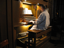 Prof. Peter Planyavsky  am Spieltisch der Rieger-Orgel