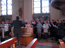 Kirchenmusiker Markus Grohmann und der Chor St. Peter und Paul beim Einsingen