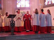 Die Ministranten und Pfarrer Kirsch in der Apsis der Pfarrkirche