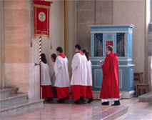 Die Ministranten und Pfarrer Kirsch beim Auszug. Im Hintergrund erkennt man die Hieronymus Spiegel Orgel von 1762