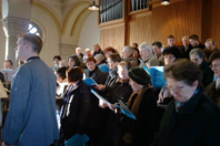 Der Kirchenchor von St. Petrus und Paulus und der Chor der Evangelischen Christuskirche. Im Hintergrund das Prospekt der E.F. Walcker-Orgel von 1854.