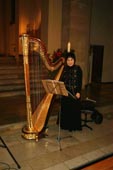 Frau Reni Yamahata an der Harfe