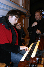 Michael Markusczevsky, Organist an der Evangelisch Reformierten Kirche zu Warschau sowie Orgelbaumeister Olgierel Nowakowski bei der Orgelbesichtigung in Neuhausen