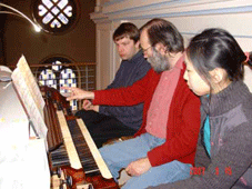 Prof. Bossert an unserer Walcker-Orgel, assistiert von zwei seiner Kirchenmusikstudenten der  Musikhochschulen Würzburg und Trossingen. Die Beiden sind Gaststudenten aus Südkorea und England.