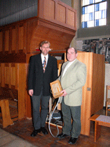 Der Vorsitzende des Orgelförderkreises Dr. Eisele nimmt den Scheck von Wolfgang Jaudas, dem Vorstand  der Hobby-Freunde entgegen