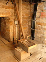 Im Kirchturm: Blick auf den Durchlass zum Dachboden. Im Vordergrund ist die Karfreitagsraetsche zu sehen.